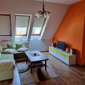  Apartment Tudor